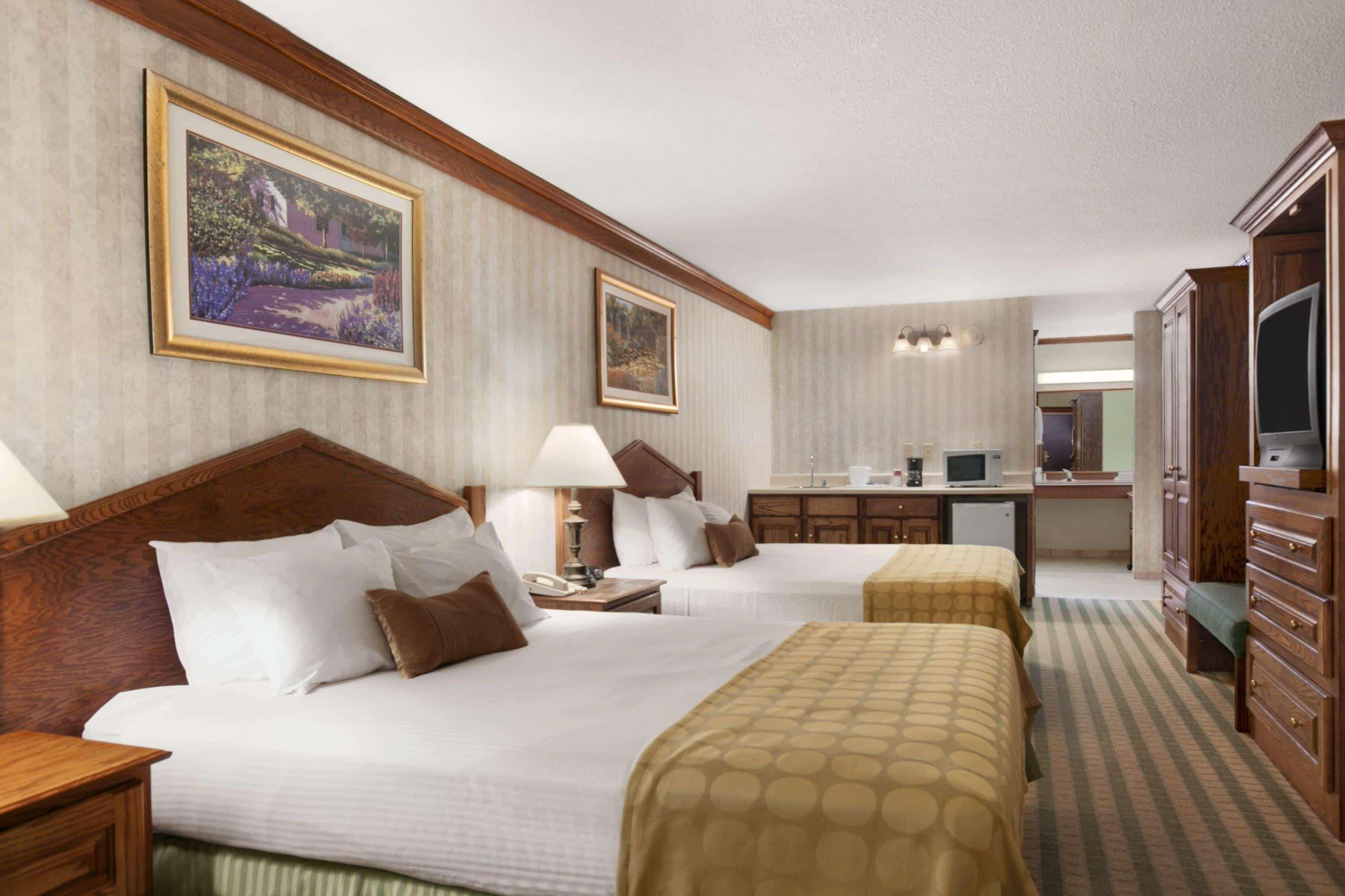 Ramada By Wyndham Saginaw Hotel & Suites Extérieur photo