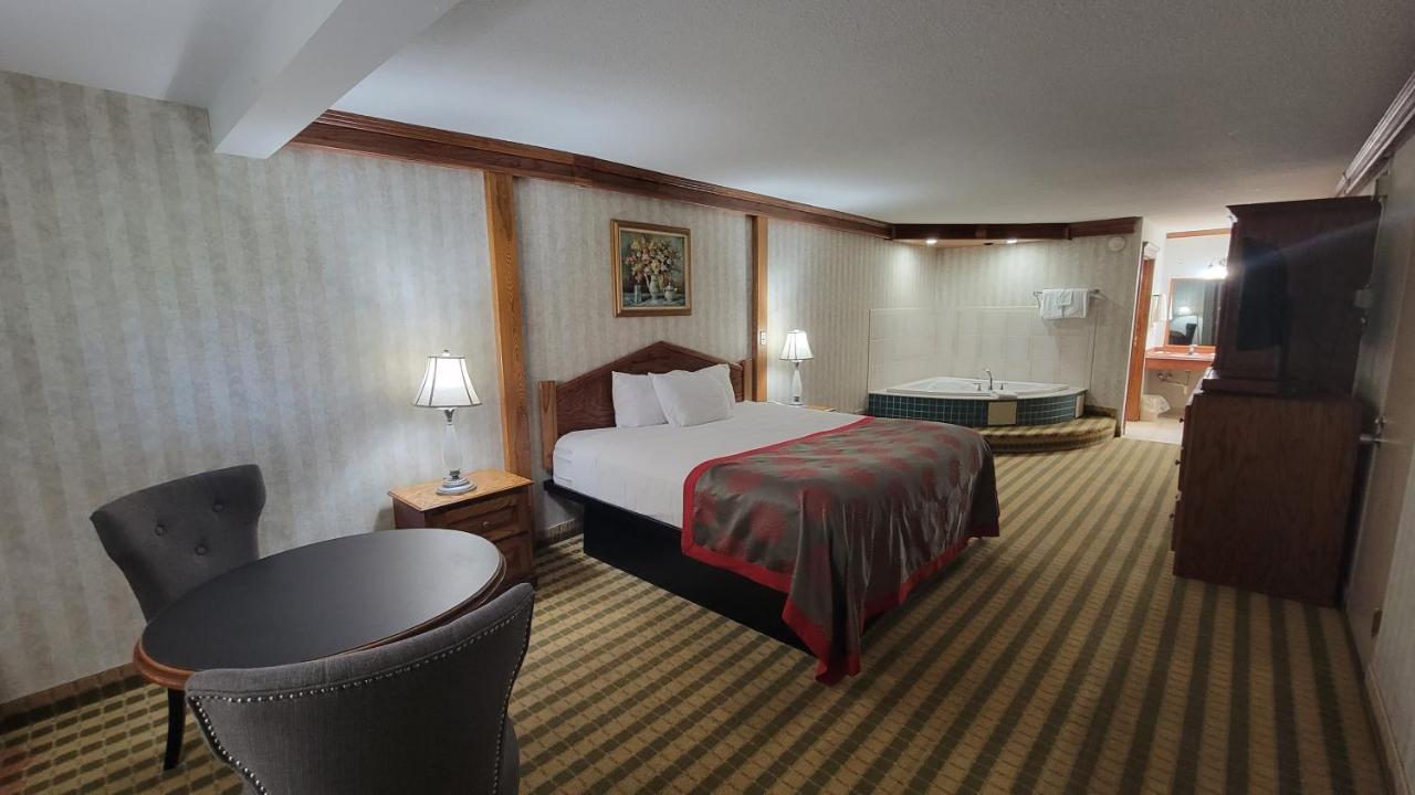 Ramada By Wyndham Saginaw Hotel & Suites Extérieur photo