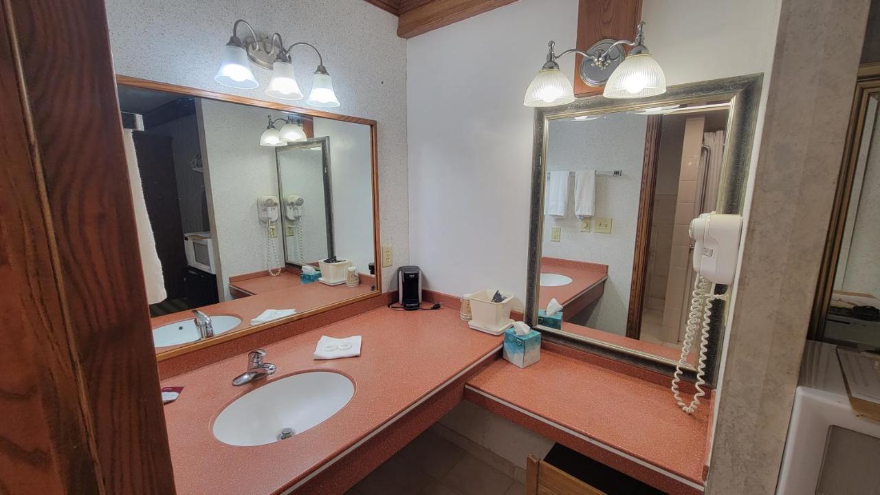 Ramada By Wyndham Saginaw Hotel & Suites Extérieur photo