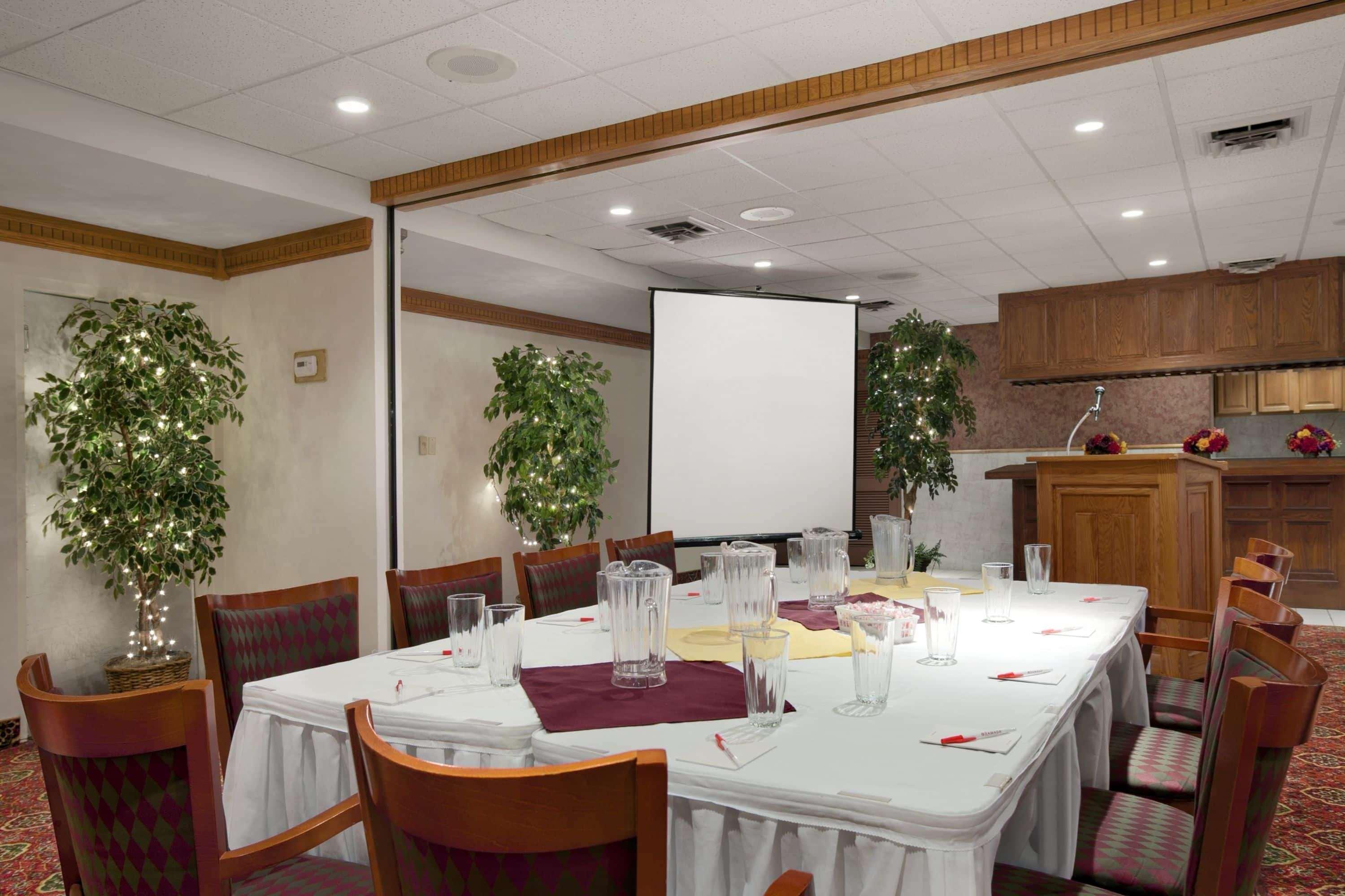 Ramada By Wyndham Saginaw Hotel & Suites Extérieur photo