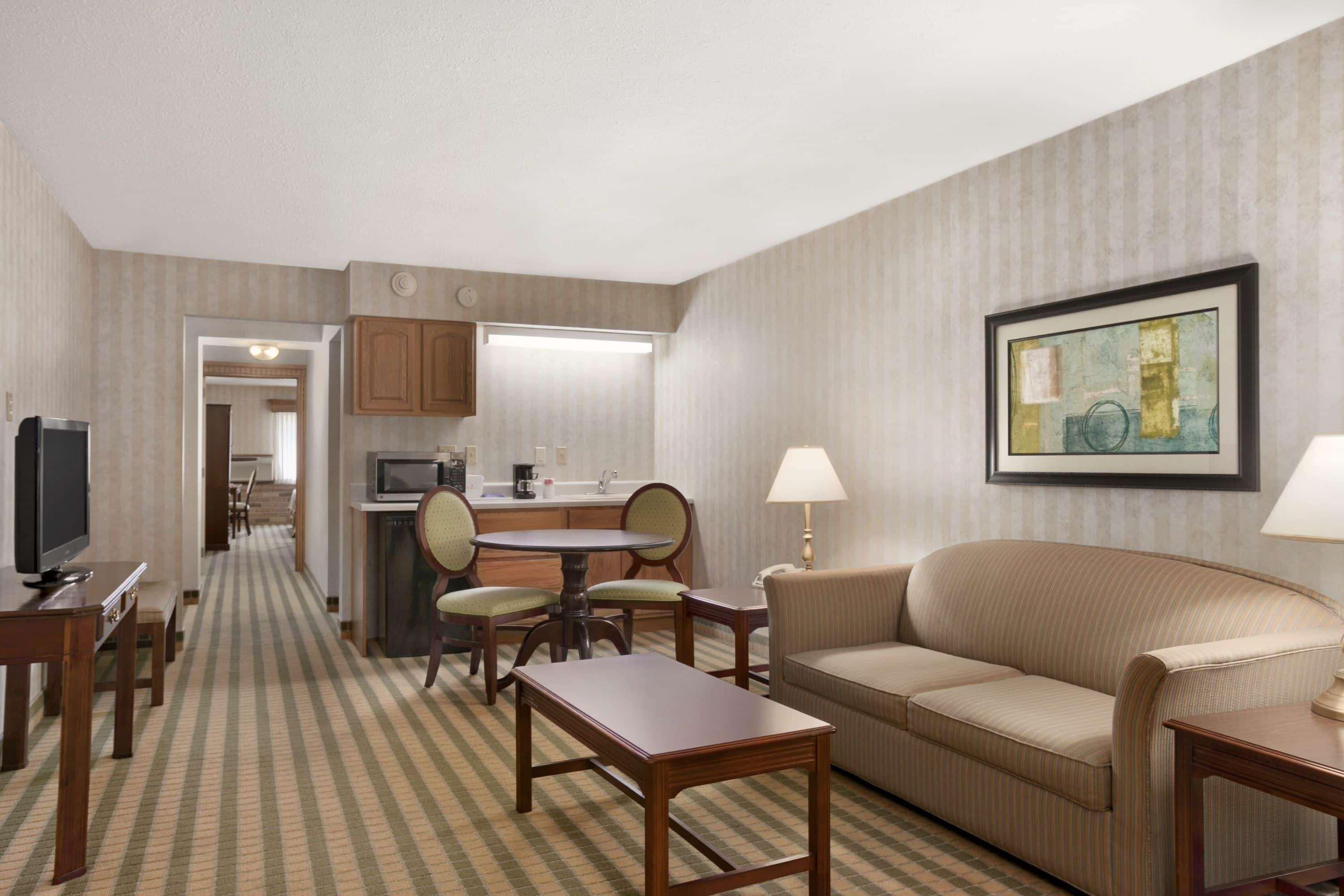 Ramada By Wyndham Saginaw Hotel & Suites Extérieur photo