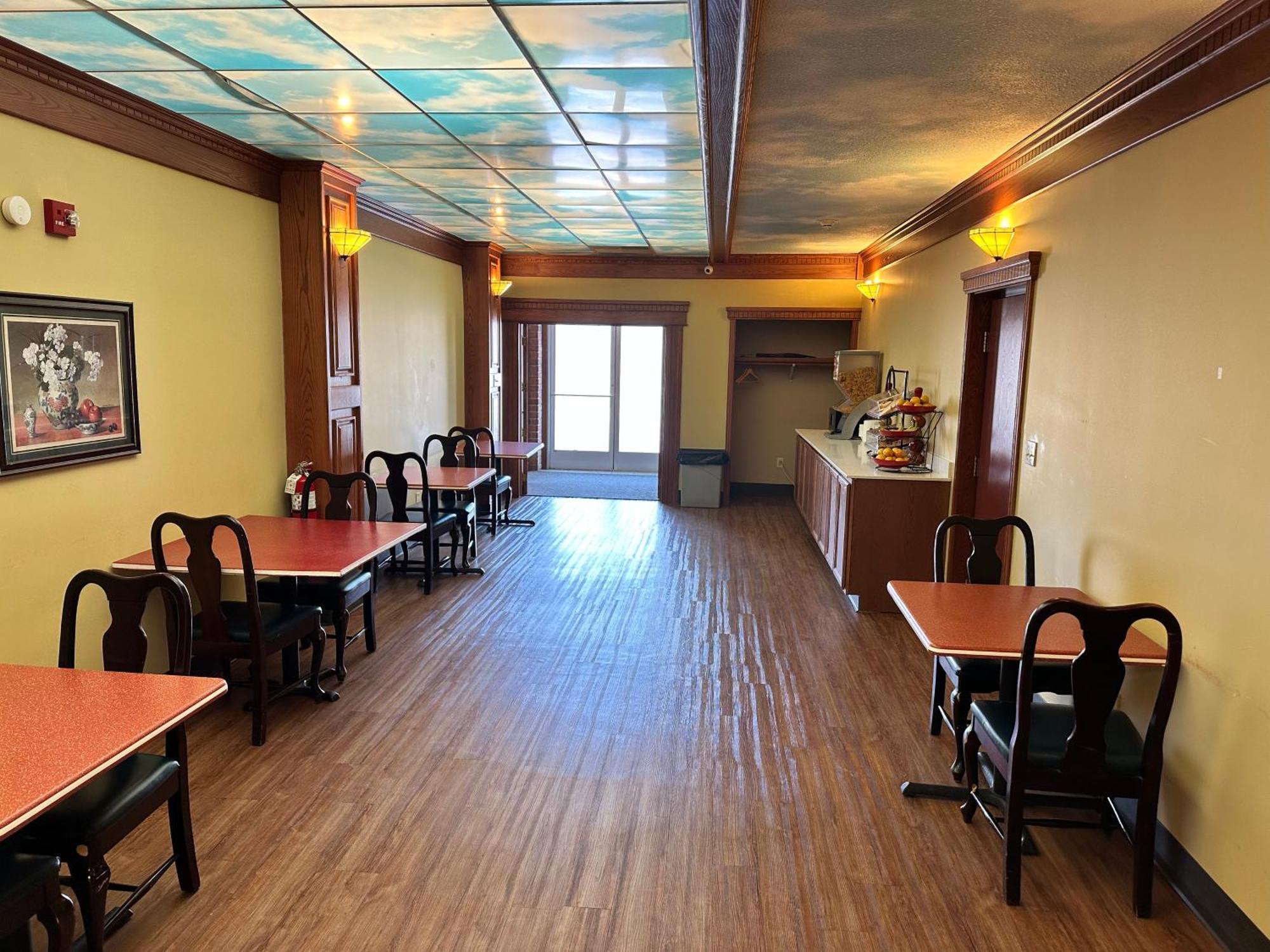 Ramada By Wyndham Saginaw Hotel & Suites Extérieur photo