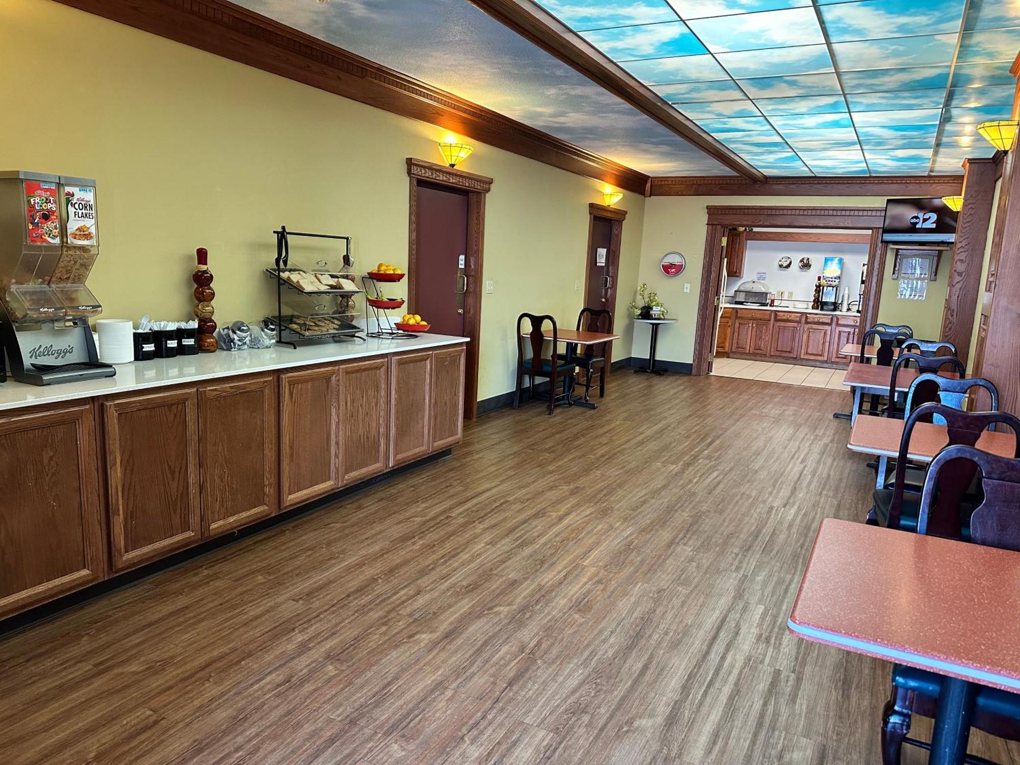 Ramada By Wyndham Saginaw Hotel & Suites Extérieur photo