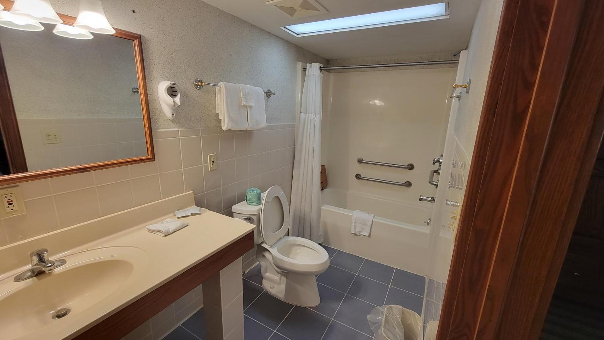 Ramada By Wyndham Saginaw Hotel & Suites Extérieur photo