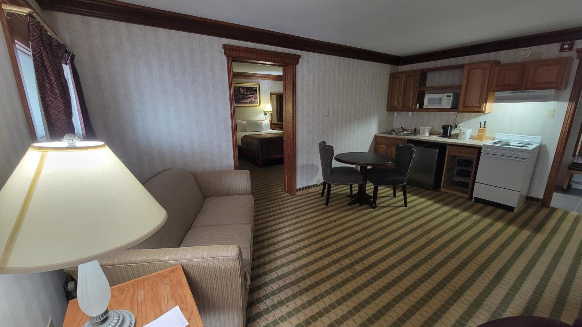 Ramada By Wyndham Saginaw Hotel & Suites Extérieur photo