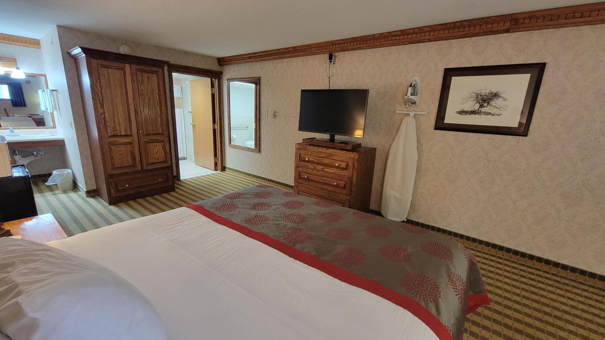 Ramada By Wyndham Saginaw Hotel & Suites Extérieur photo