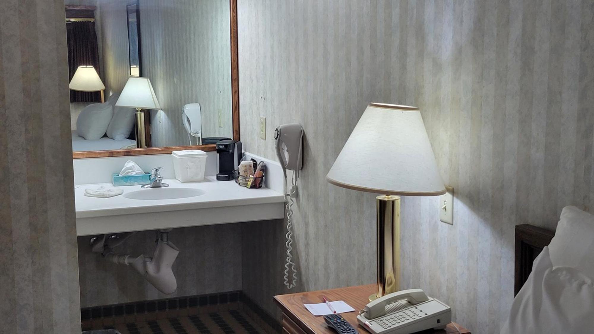 Ramada By Wyndham Saginaw Hotel & Suites Extérieur photo