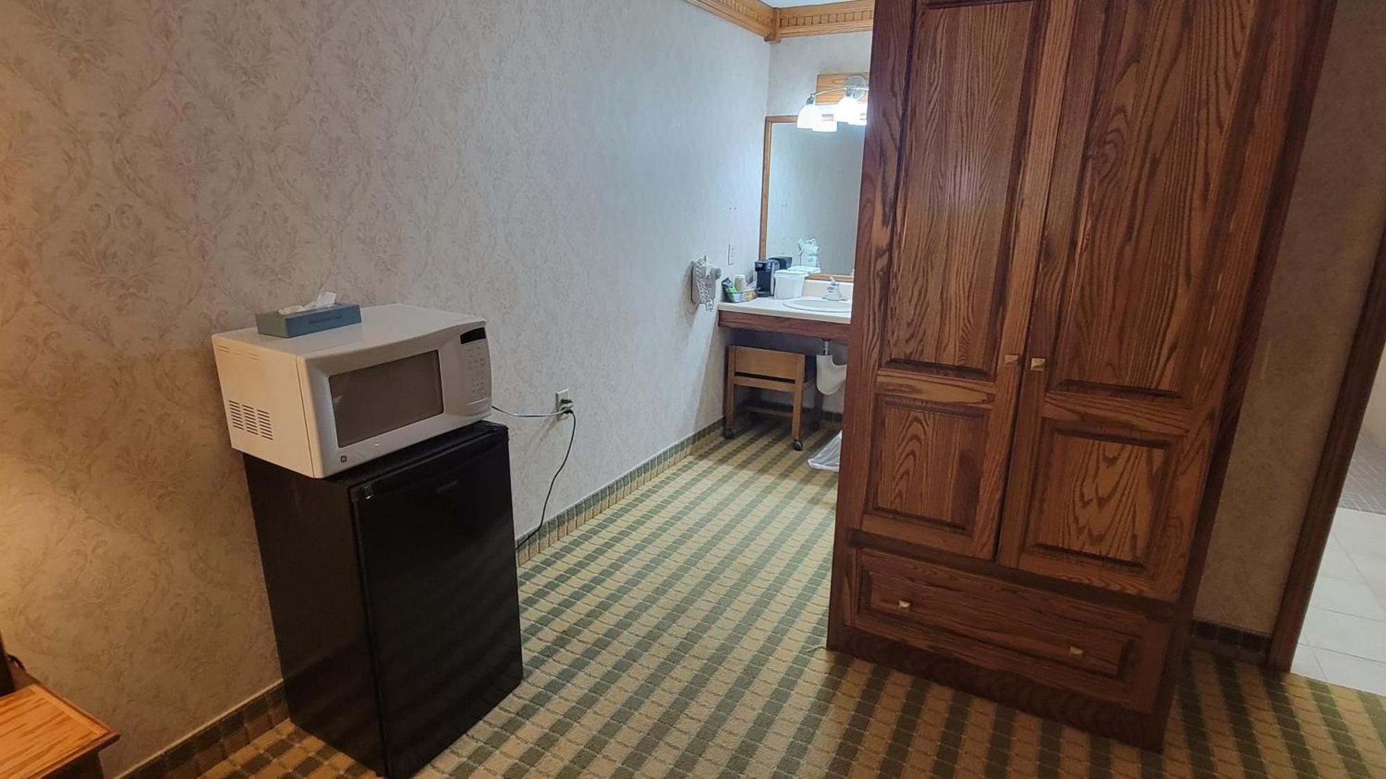 Ramada By Wyndham Saginaw Hotel & Suites Extérieur photo