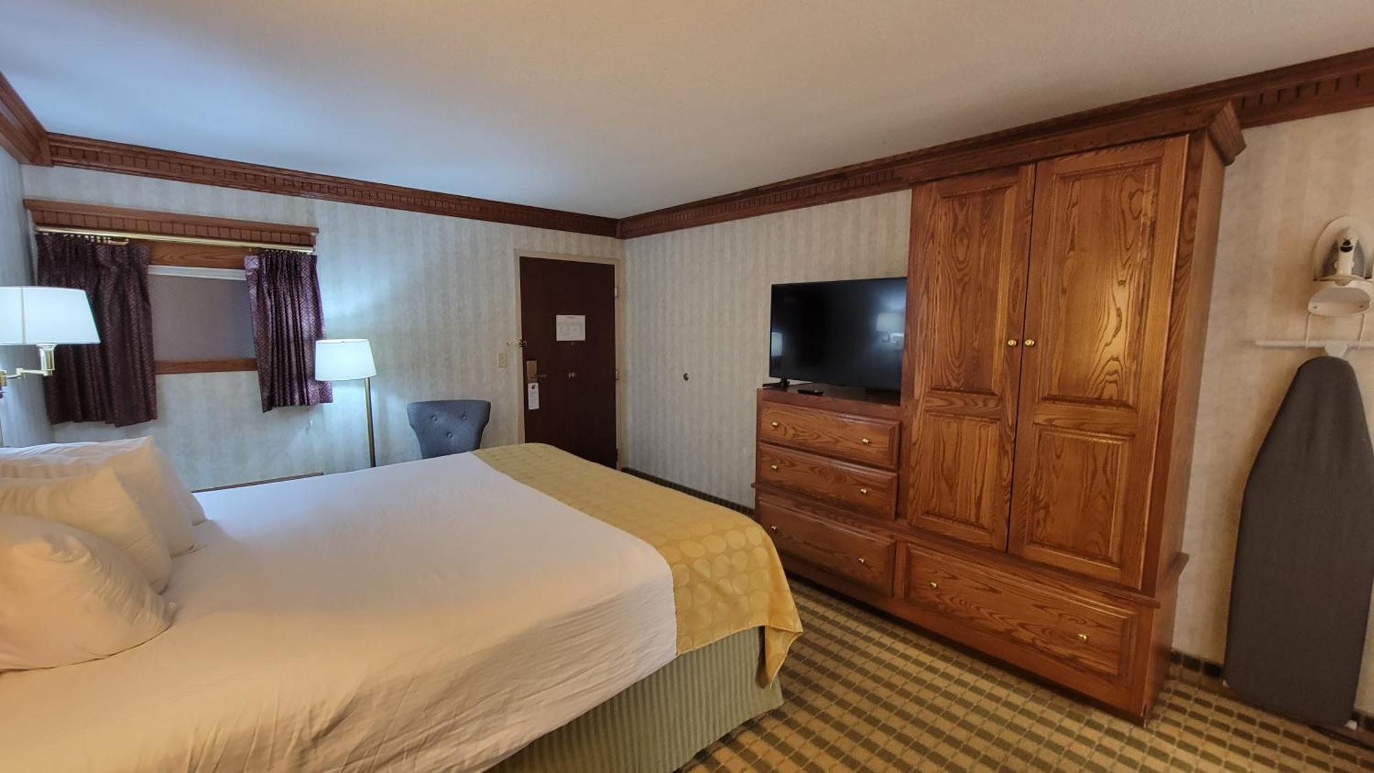 Ramada By Wyndham Saginaw Hotel & Suites Extérieur photo