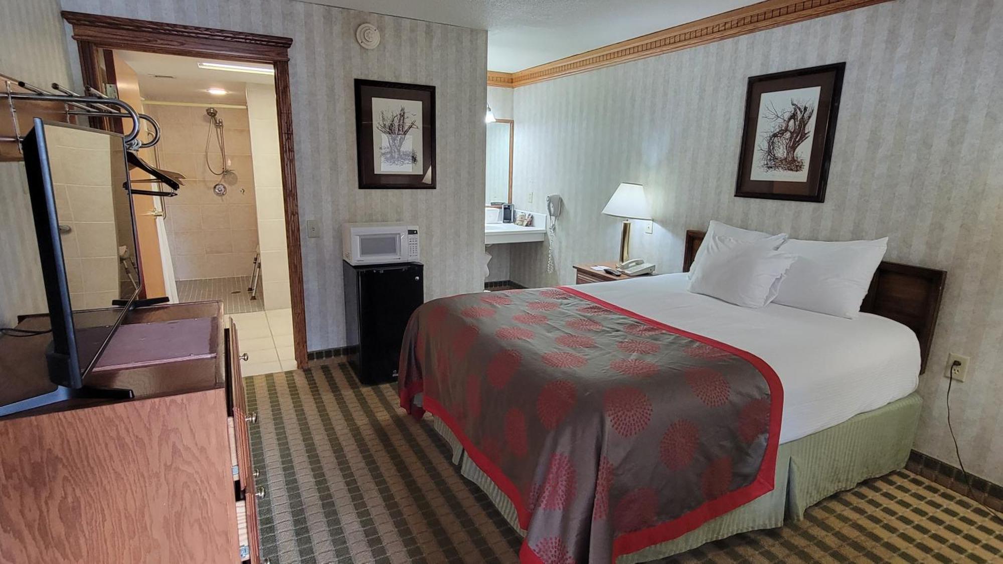 Ramada By Wyndham Saginaw Hotel & Suites Extérieur photo