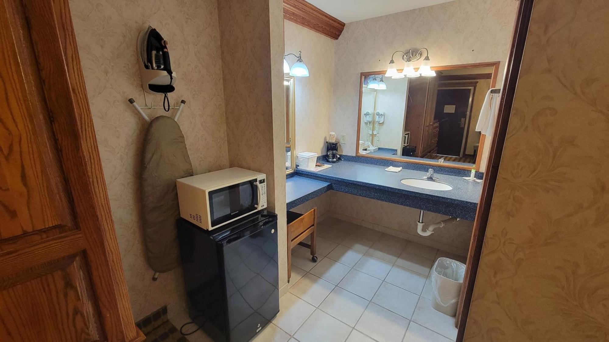 Ramada By Wyndham Saginaw Hotel & Suites Extérieur photo