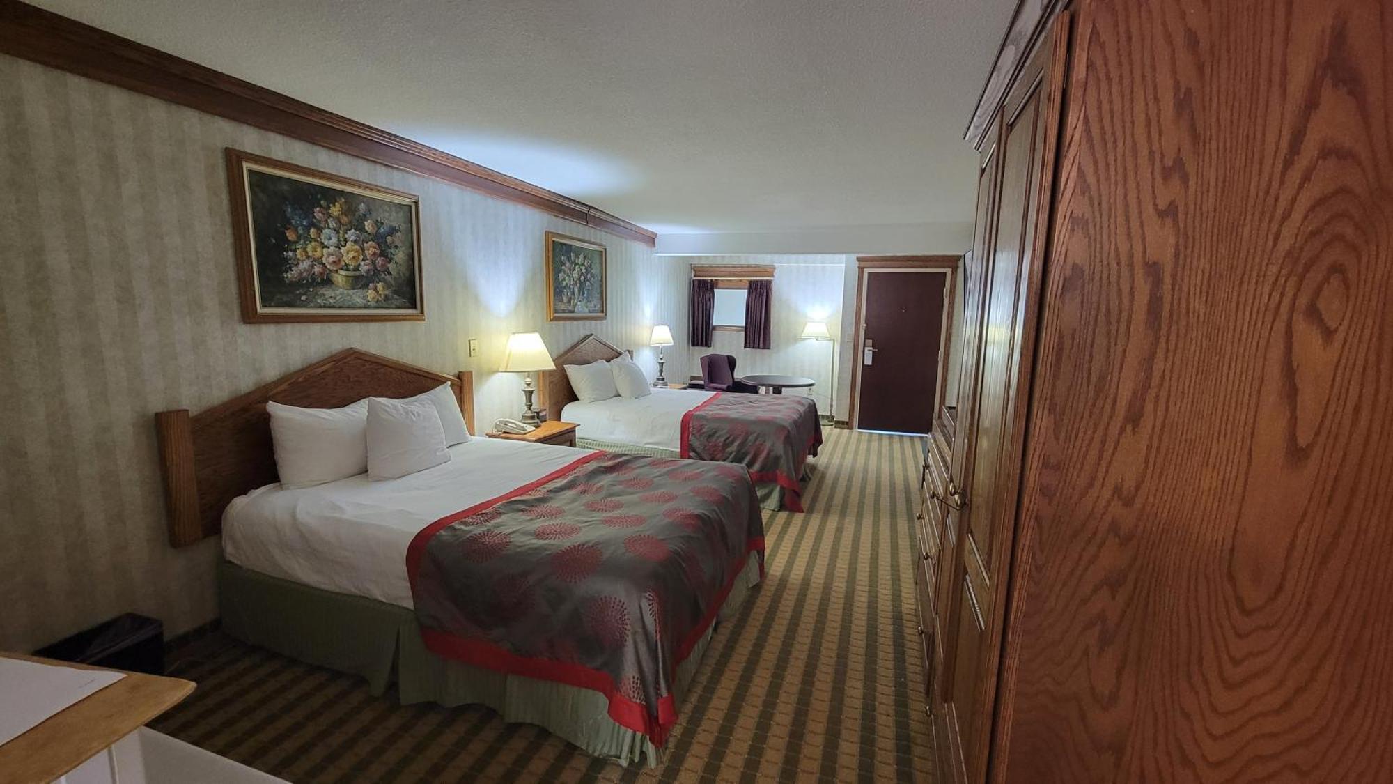 Ramada By Wyndham Saginaw Hotel & Suites Extérieur photo